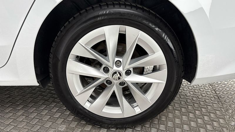 Škoda Octavia 2.0 TDI DSG Style Combi - fotka 19 z 27