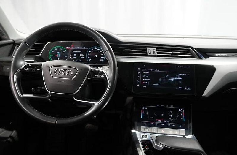 Audi Q8 e-tron 55 Q Panorama Kamera Ambient  - fotka 7 z 17