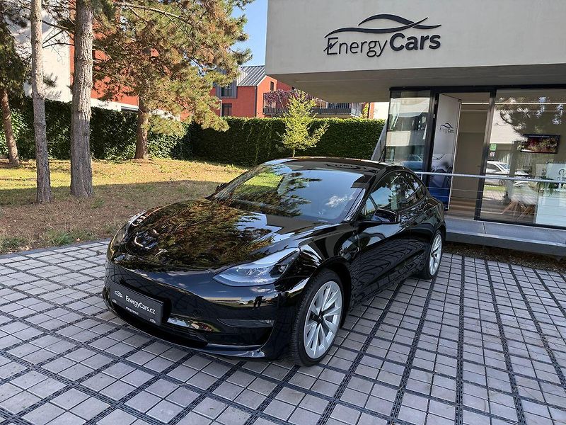 Tesla Model 3 Long Range AWD - fotka 1 z 38