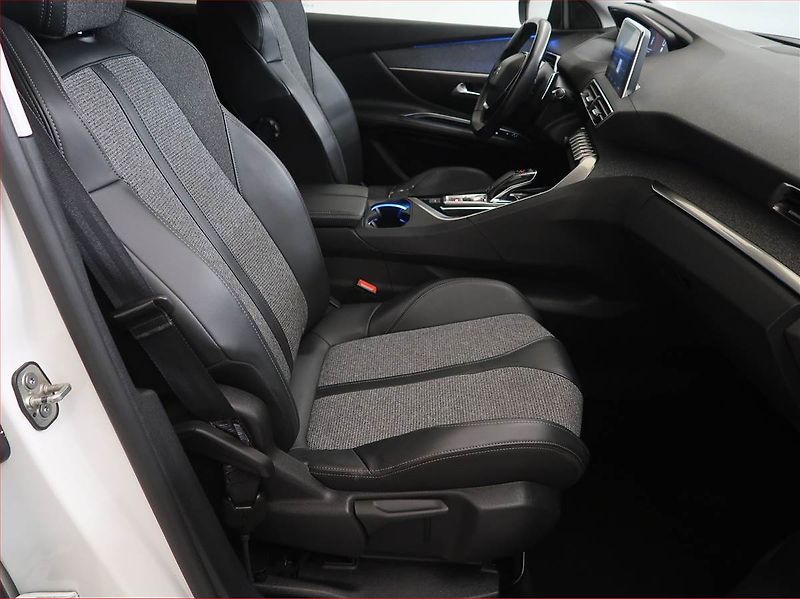 Peugeot 3008 (2019) Allure 1.6 PureTech, Automat - fotka 9 z 17