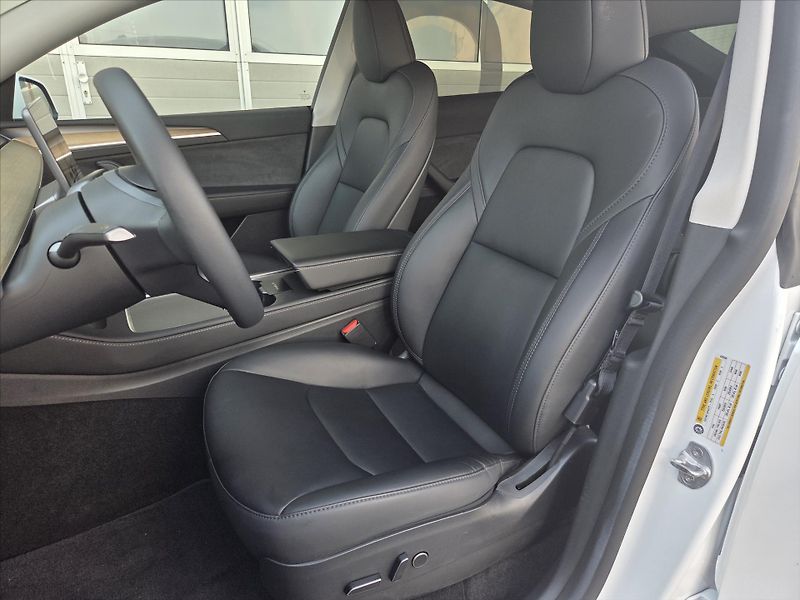 Tesla Model Y 0,0 LFP Ryzen SoH92% Tažné Enh - fotka 8 z 21