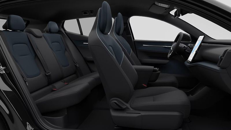 Volvo EX30 (2026) BLACK EDITION P5 ELETRIC PLUS - fotka 4 z 12
