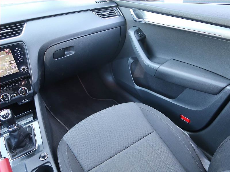 Škoda Octavia (2018) 1.5 TSI, Navi, Tempomat - fotka 8 z 18