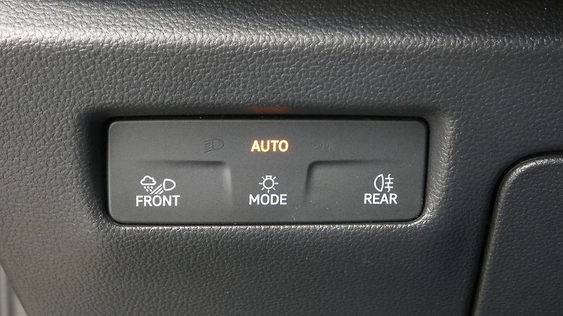 Škoda Superb 2.0 TDI 110kW L&K Combi DSG - fotka 10 z 30