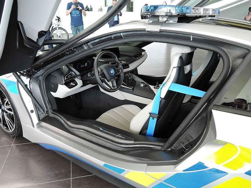 Nové hybridní BMW i8 jihomoravských policistů využívá pohon na elektřinu i spalovací motor.