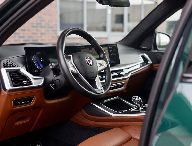 BMW X7 (2023) ALPINA XB7 4.4 V8 Skylounge - fotka 34 z 52