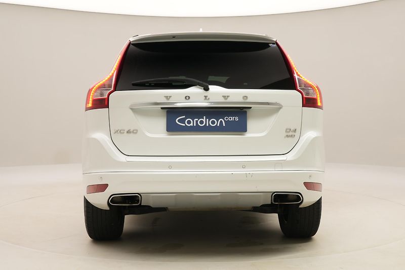 Volvo XC60 D4 AWD MOMENTUM REZERVACE - fotka 11 z 43