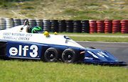 Šestikolový Tyrrell P34 na mostecké závodní trati řízený Martinem Strettonem.