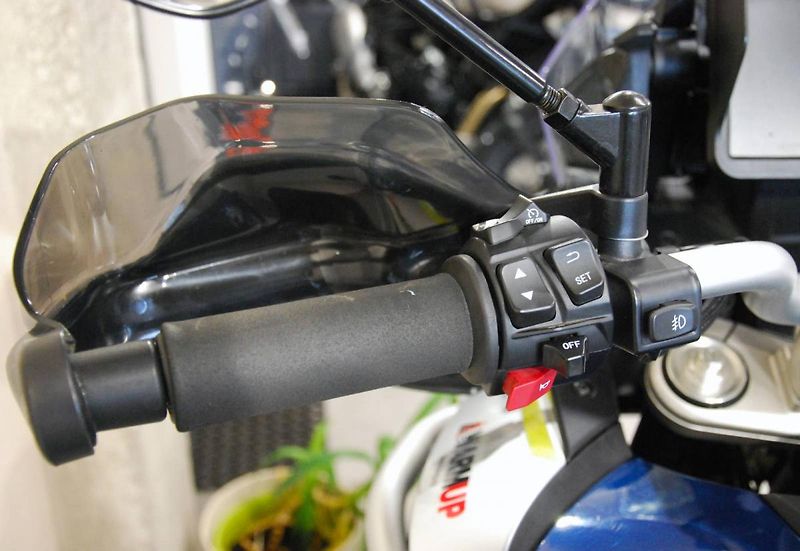 CFMOTO 800 MT (2022) Touring - hezký stav,stroj od - fotka 10 z 20