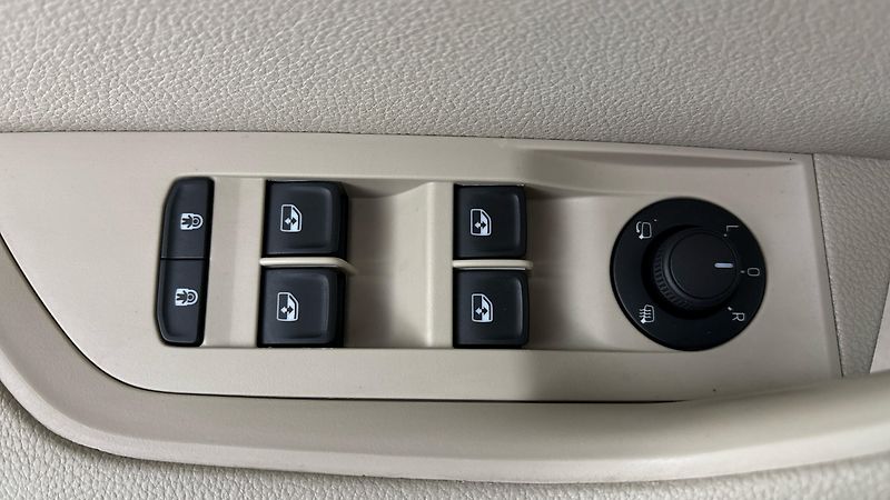 Škoda Superb 2.0 TDI DSG 4x4 Style Combi - fotka 24 z 34