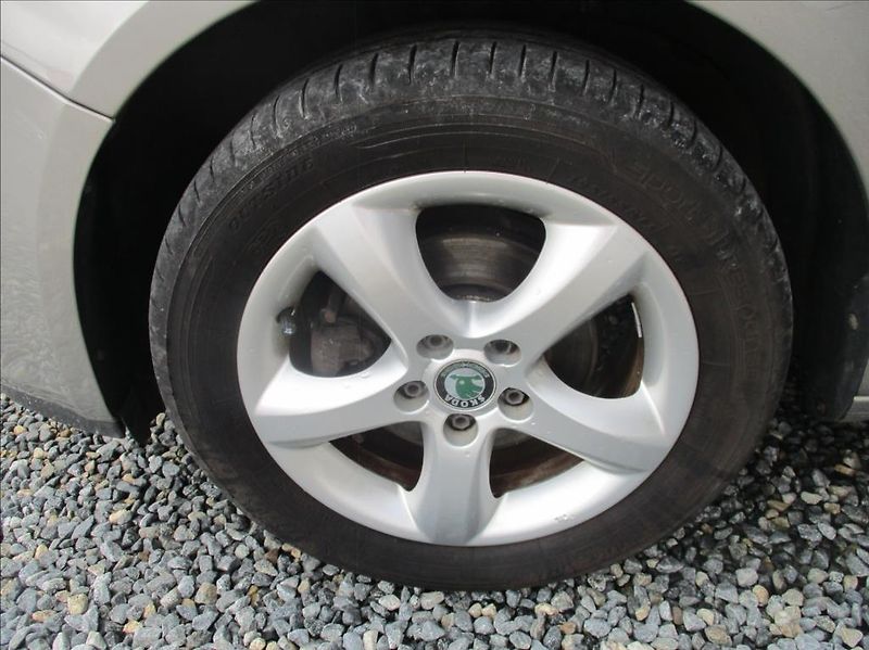 Škoda Fabia 1,4 i 16v,aut.klima,serv.kn. - fotka 26 z 37