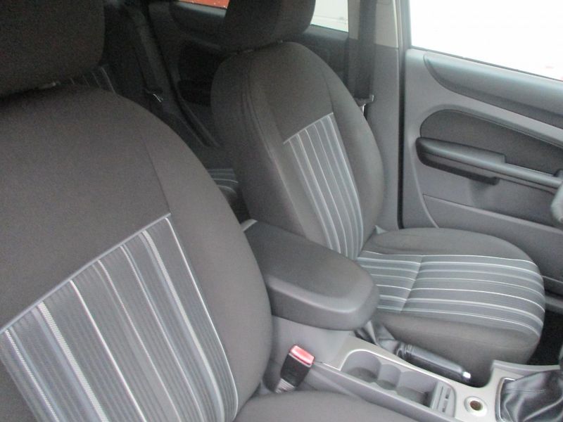 Ford Focus 1.6i DIGI AC - fotka 15 z 27