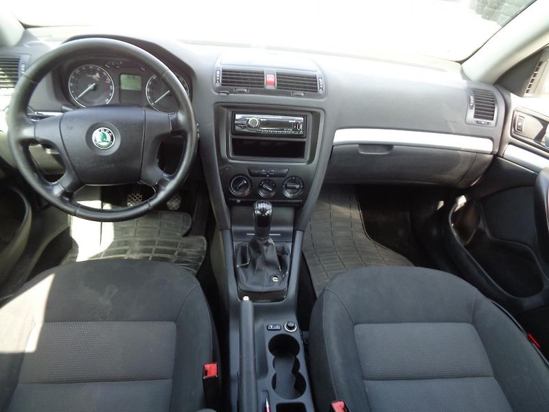 Škoda Octavia 1,6 MPI - fotka 10 z 15