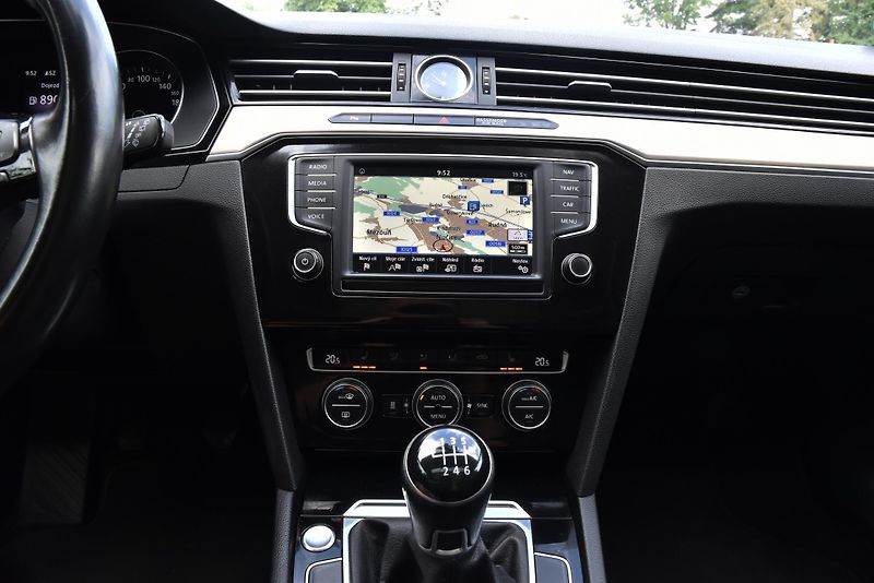 Volkswagen Passat 2.0 TDi CR HIGHLINE, NAVI, LED - fotka 22 z 50