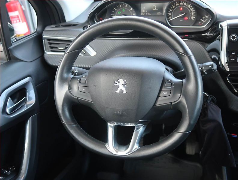 Peugeot 2008 (2018) Active 1.2 PureTech - fotka 15 z 21