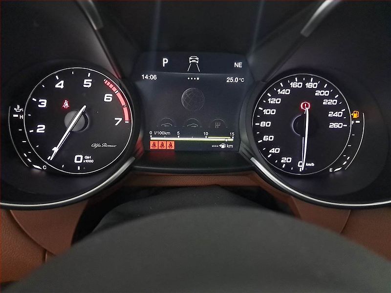 Alfa Romeo Giulia (2017) 2.0 Turbo - fotka 11 z 23