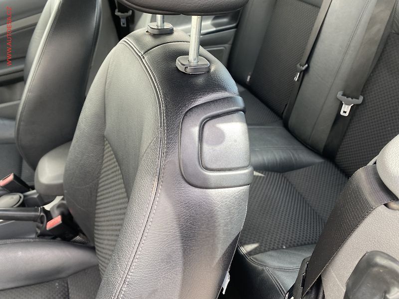 Ford Focus (2009) 2.0TDCi CC, AC, výhřev sed - fotka 11 z 18