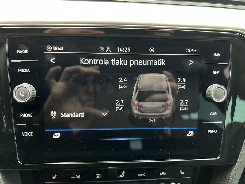 Volkswagen Passat 2,0 TDi DSG ELEGANCE MATRIX - fotka 28 z 36
