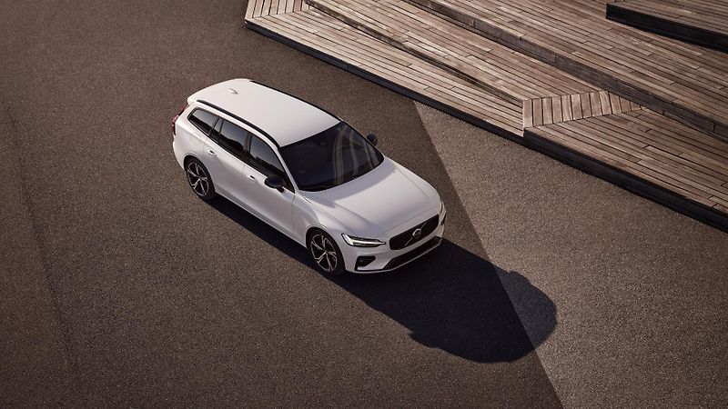 Volvo V60 (2026) B4 AUT DARK PLUS - fotka 2 z 9