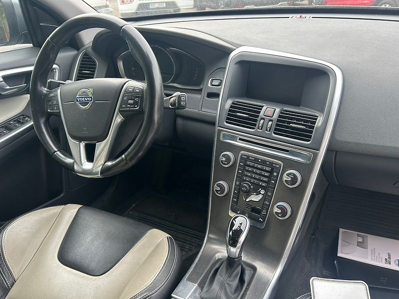 Volvo XC60 (2015) D4 AWD Summum 2016 - fotka 9 z 15