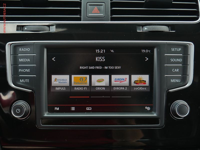 Volkswagen Golf (2015) 2.0TDi, 1.maj,ČR, Highline - fotka 17 z 22