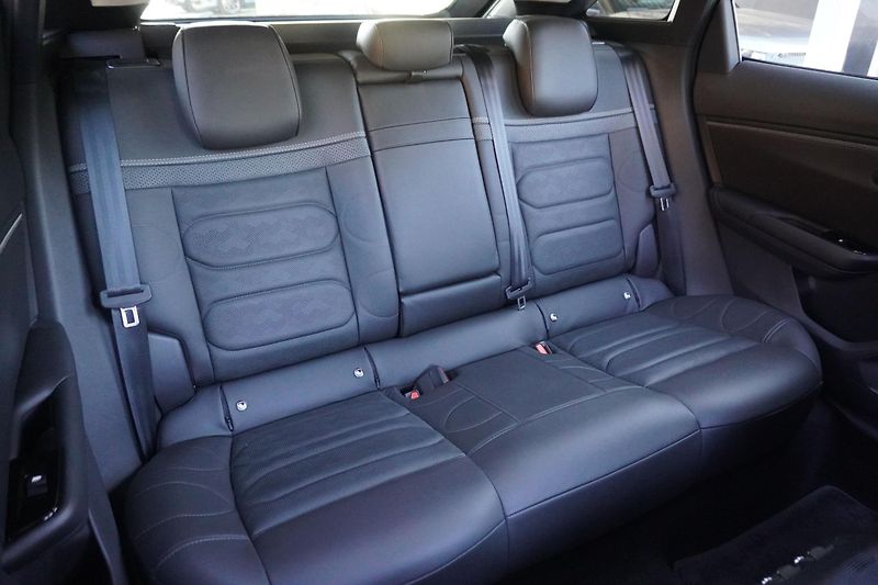 Citroën C5 X (2024) 225 plug in Hybrid Shine Pack - fotka 8 z 18