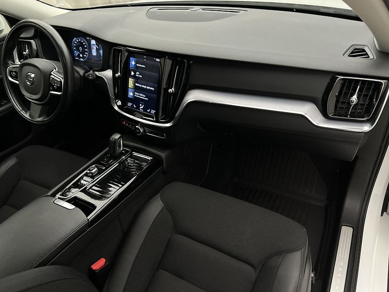 Volvo V60 T6 MOMENTUM RECHARGE AUT - fotka 22 z 44