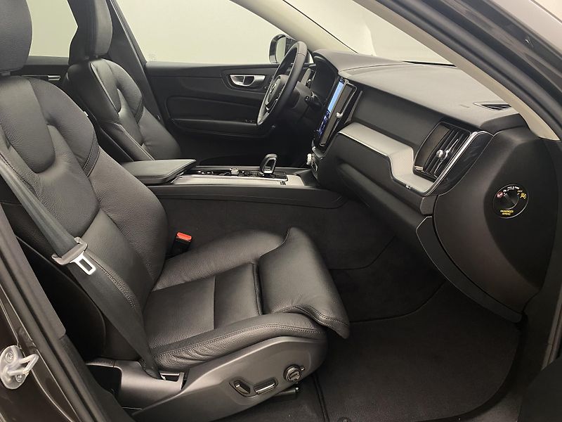 Volvo XC60 B5 AWD DARK PLUS AUT - fotka 24 z 53