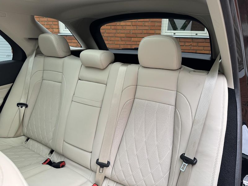 Mercedes-Benz GLE 53AMG-4M-R22-PANO-DESIGNO-ČR - fotka 30 z 34