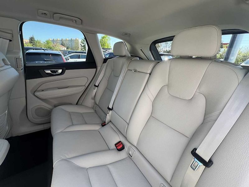 Volvo XC60 B5 AWD PLUS, ACC, LIGHT PAKET - fotka 15 z 22