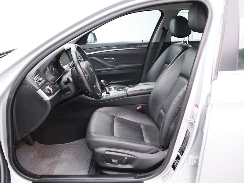 BMW Řada 5 2.0 520d 135kW Aut. Xenon Navi - fotka 11 z 34