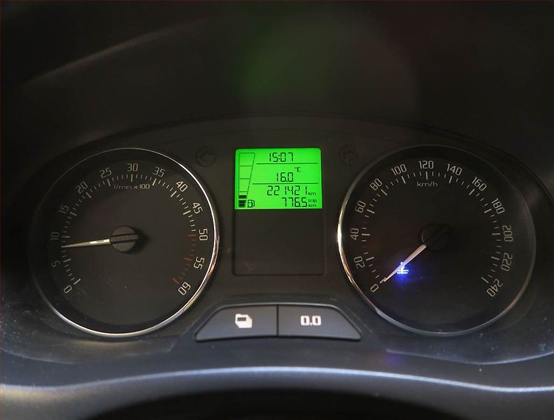 Škoda Fabia (2011) 1.6 TDI, po STK, jezdí dobře - fotka 11 z 14