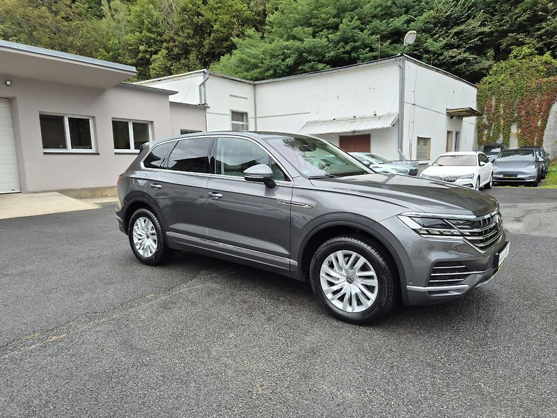 Volkswagen Touareg 3,0TDi 170kw 4x4 DSG TZ 19ALU - fotka 3 z 43