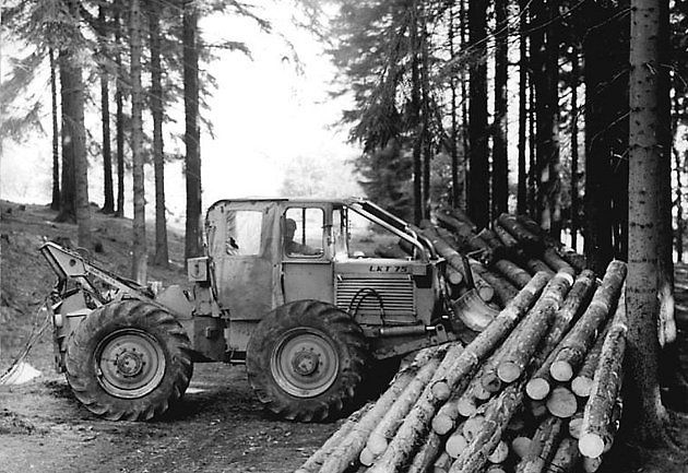Lakatoš - LKT 75 při práci v lese v sousedním Německu., zdroj: Wikimedia Commons, Bundesarchiv, Bild 183-R0929-0004, CC-BY-SA 3.0