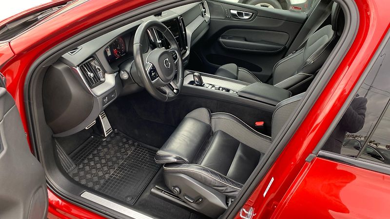 Volvo XC60 R-DESIGN, B4 AWD, 145+10 kW / - fotka 5 z 32