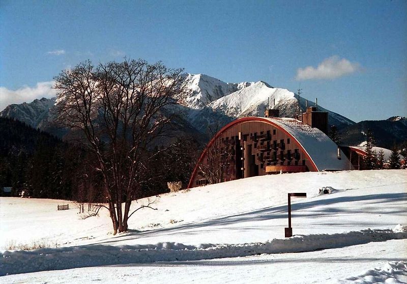 Zimní pohled na někdejší komunistické rekreační zařízení.