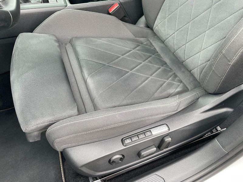 Volkswagen Golf (2021) Com. VIII 2.0TDi STYLE! ČR+1.m - fotka 17 z 38