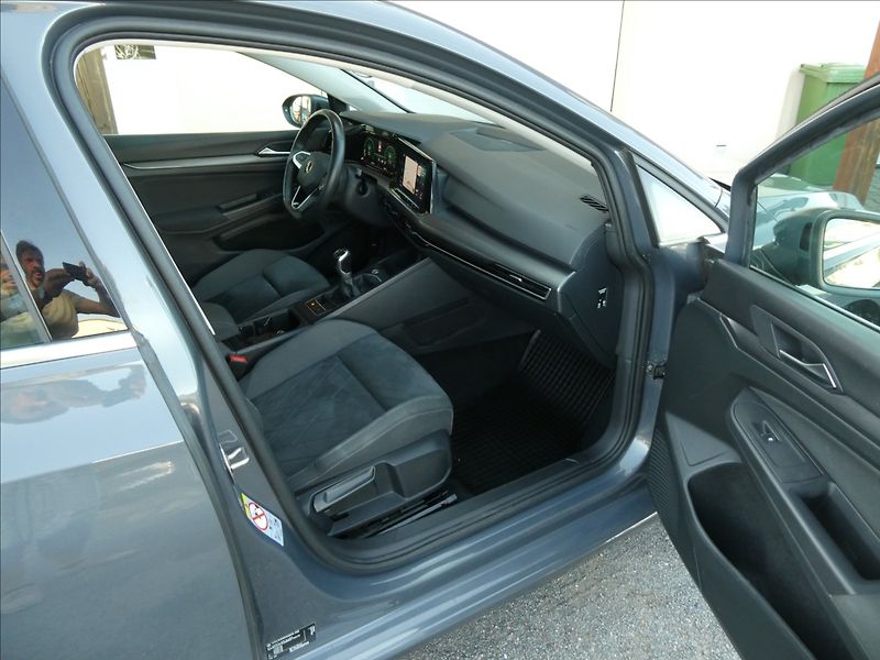 Volkswagen Golf 1,5 TSi 110kW Style,2xkola,DPH - fotka 22 z 47