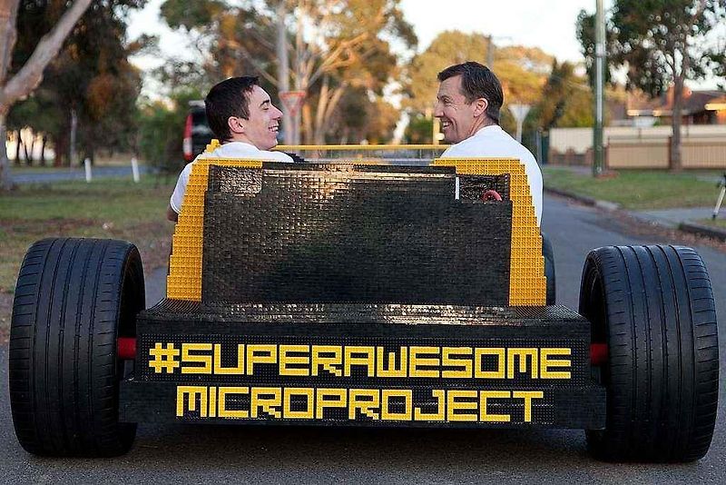 Funkční automobil postavený z Lega.