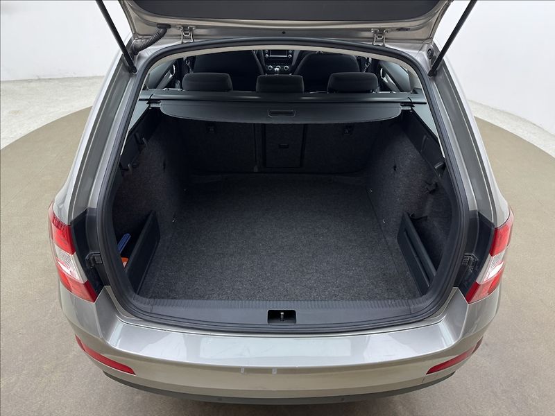Škoda Octavia 1,6 TDi 6ST. MAN. NAVI SENZORY - fotka 33 z 33