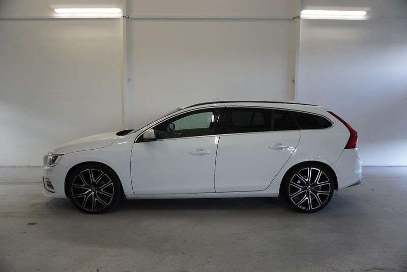 Volvo V60  2,0 T4 R-DESIGN AUTOMAT - fotka 8 z 33