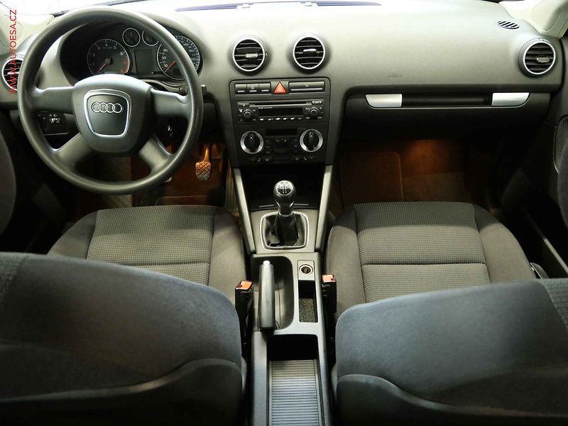 Audi A3 (2005) 1.6i, Výhřev sed - fotka 8 z 17