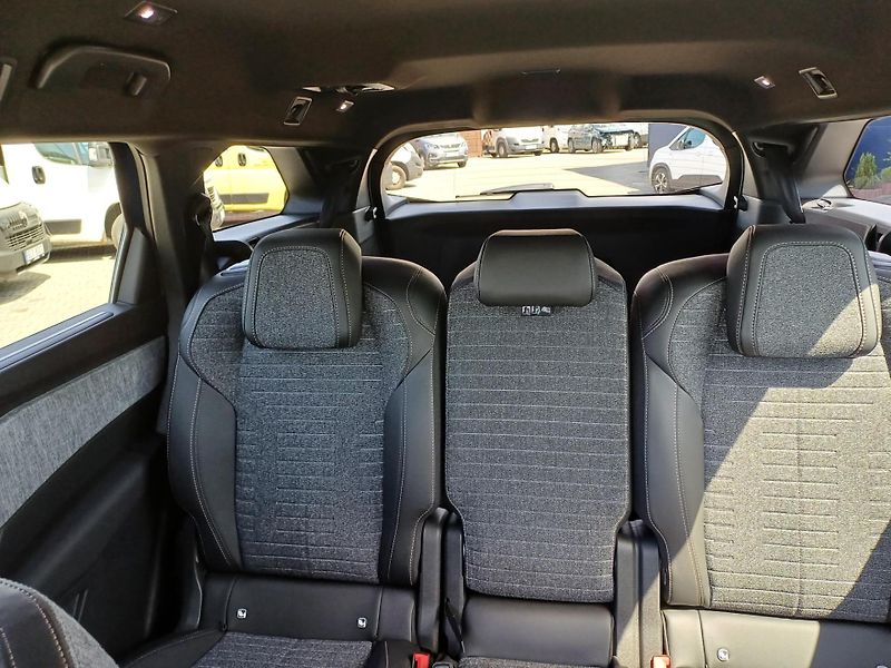 Peugeot 5008 (2026) BUSINESS Hybrid 145 e-DCS6 - fotka 25 z 27