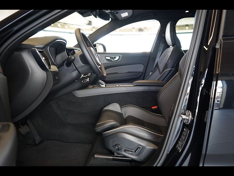 Volvo XC60 T8 PLUS Black Edition, 360°,HK - fotka 17 z 47