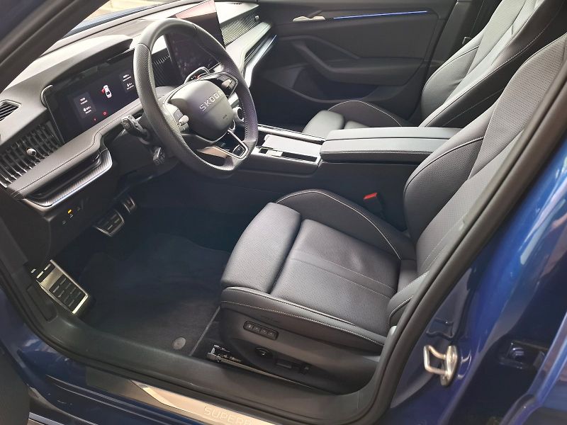 Škoda Superb (2025) SPORTLINE TS 195/2.0 A7A - fotka 18 z 31