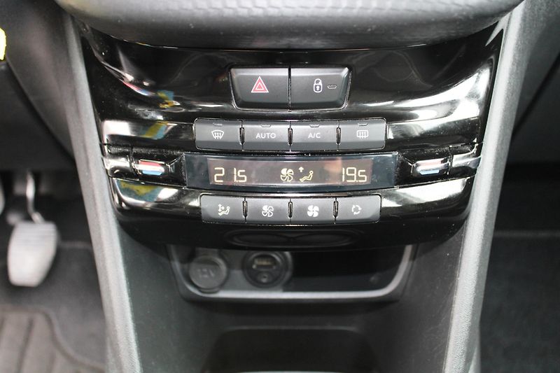 Peugeot 208 (2018) 1.2i 1.MAJITEL KLIMA TEMPOMAT  - fotka 17 z 24