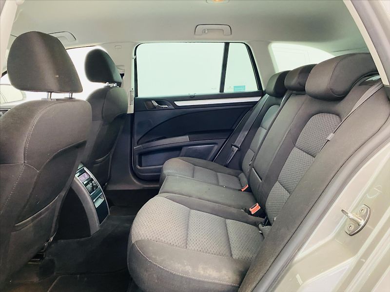Škoda Superb 2,0 TDI 125kW 4x4 Elegance - fotka 6 z 25