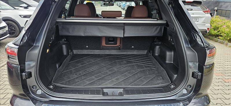 Mitsubishi Outlander 2,4 PHEV 4x4  INSTYLE - fotka 12 z 18