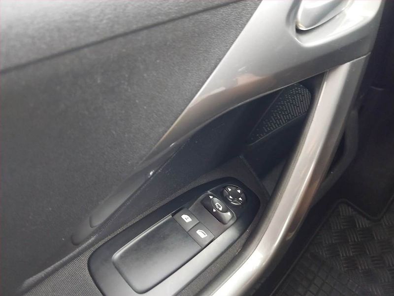Peugeot 2008 (2017) 1.2 PureTech, ČR,1.maj - fotka 16 z 17