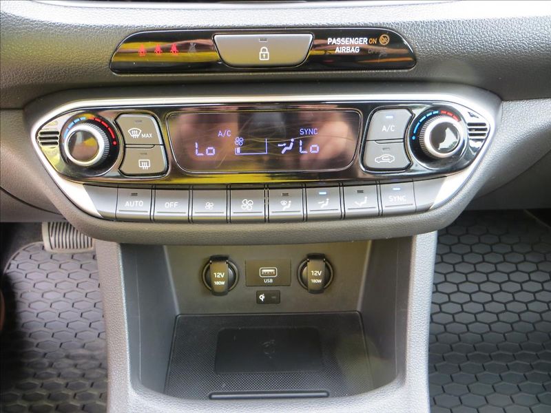 Hyundai i30 1,0 T-GDI DCT Comfort ČR - fotka 15 z 23